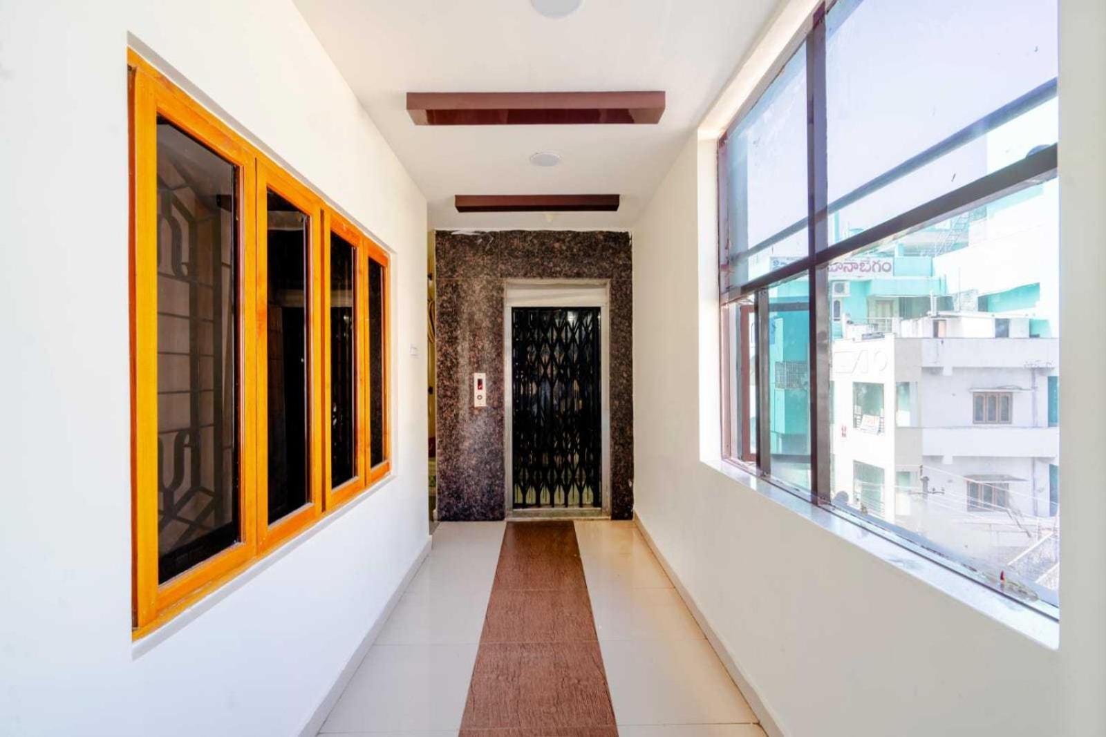 Oyo Surya Teja Residency Hotell Khammam Exteriör bild